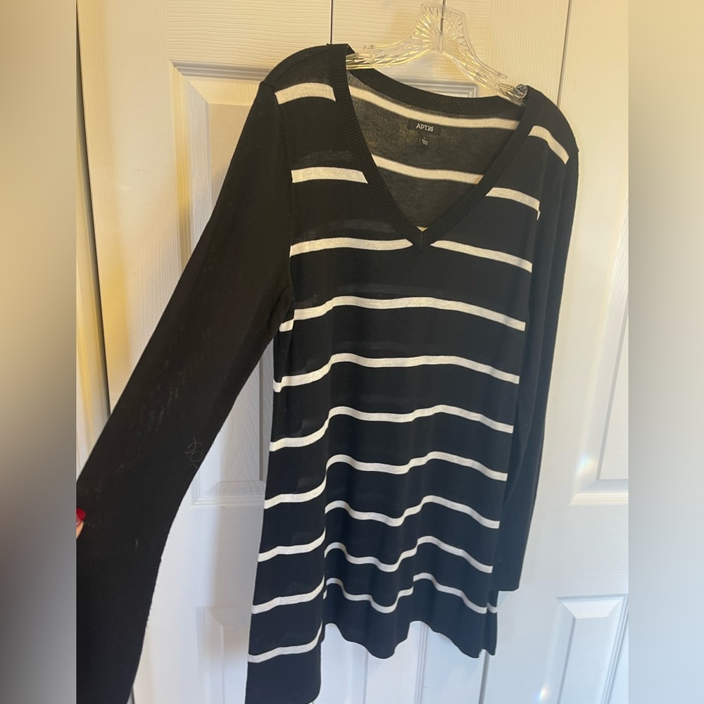 Apt. 9 Black and White Striped V-Neck Long Sleeve Tee